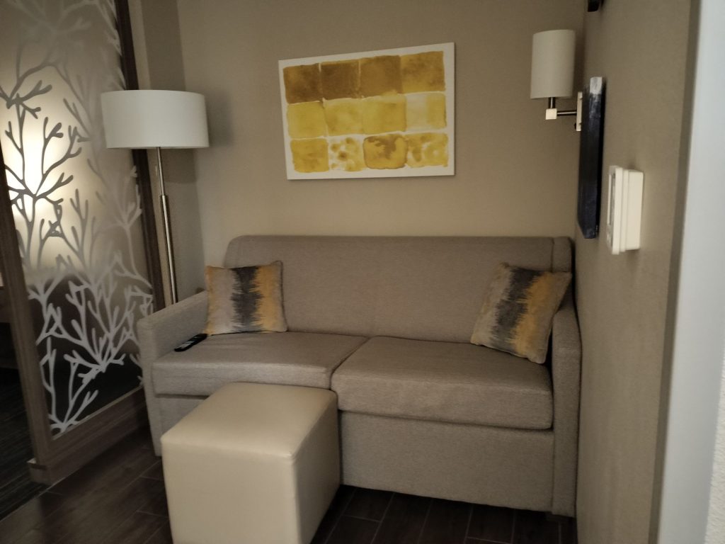 実際に泊まった部屋のソファ