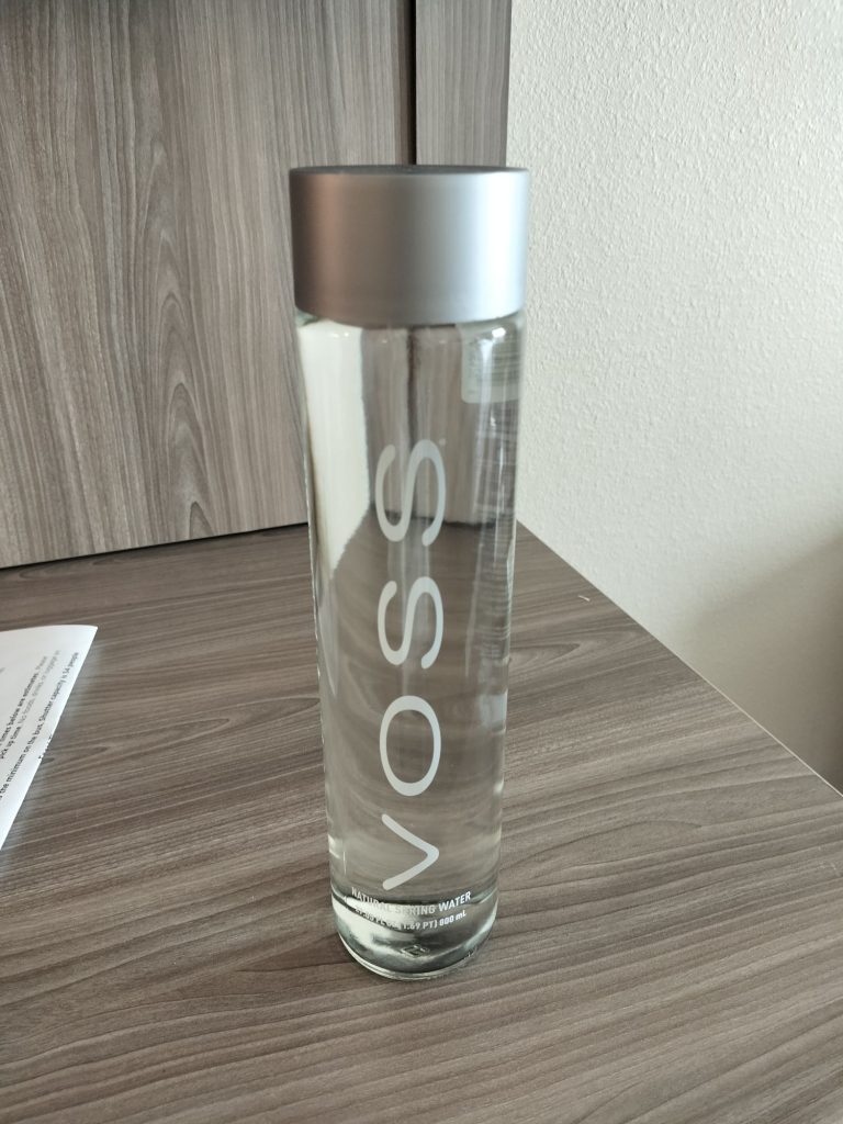 実際に泊まった部屋にあった無料の飲料水