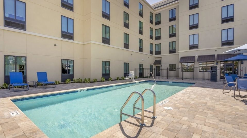 エクスペディアより、ペスタナオーランドスイーツレイクブエナビスタのプール